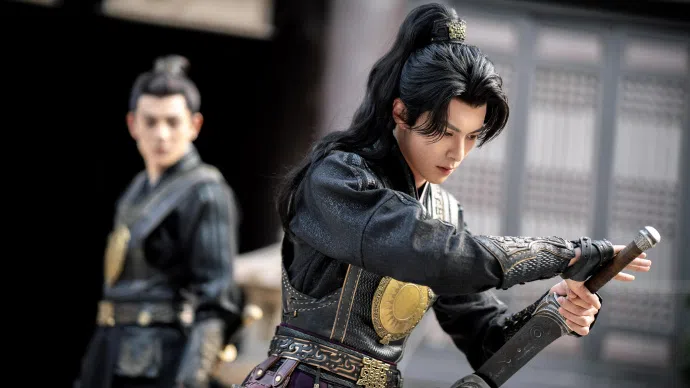 王鹤棣在剧中从现代穿越到古代，因为无配音，让网民觉得有些出戏。（取自艺人工作室微博）