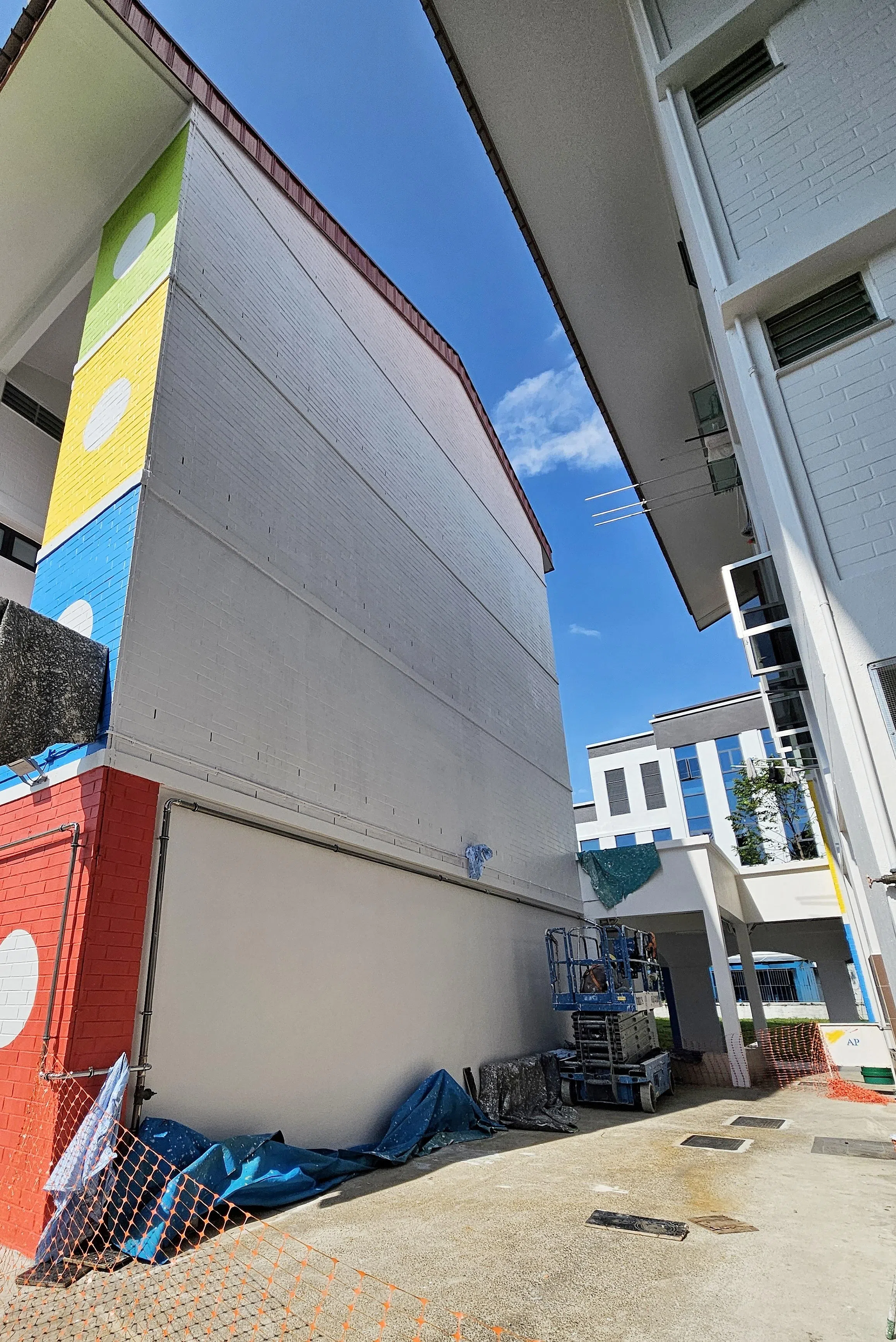 淡滨尼理事会星期五已经将红色外墙重新粉刷成白色。（徐颖荃摄）