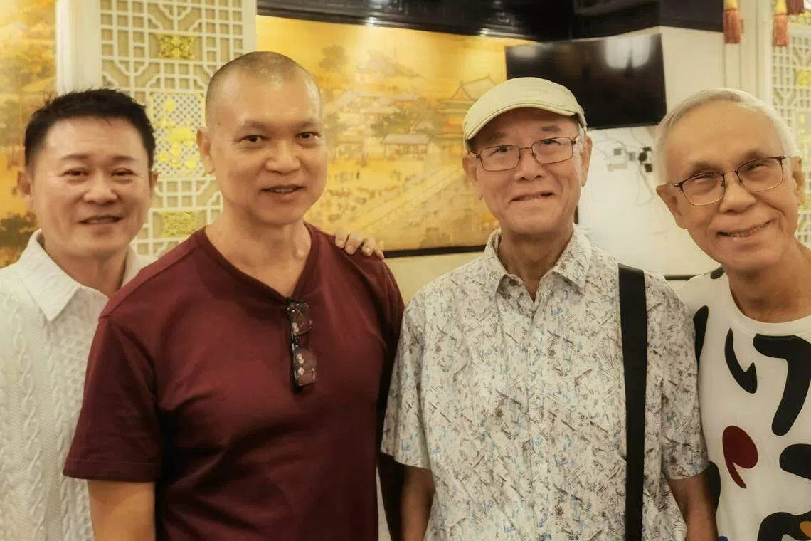 记得《最后一个大侠》饰演紫罗刹的金举拱（左一）吗？他和谢韶光、梁田和邬伟强的这张合照，引来网民留言问何时能再看到几个老戏骨一起演戏？邬伟强回应“遥遥无期”。（取自邬伟强脸书）