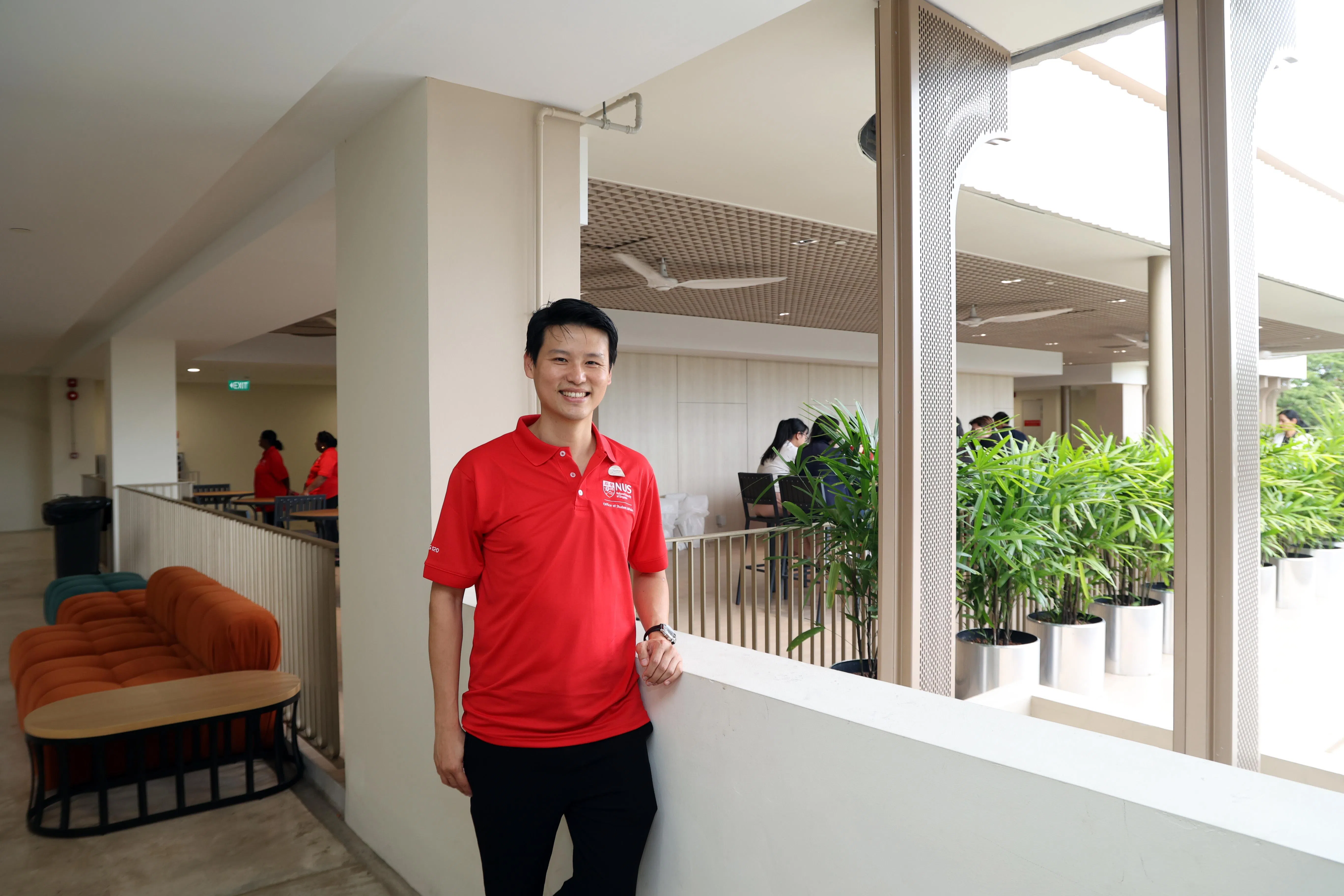国大香灰莉树学院高级讲师兼国大学生事务处助理处长关义翰，曾任国大学生会会长。他在2009年参与大楼的第一次翻新，当时希望把顶楼打造成学生聚会、烧烤的休闲空间，但未能如愿。这次设计终于完善，顶楼更舒适，还能眺望整个校园。图中可见他背后的顶楼休闲空间。（邝启聪摄）