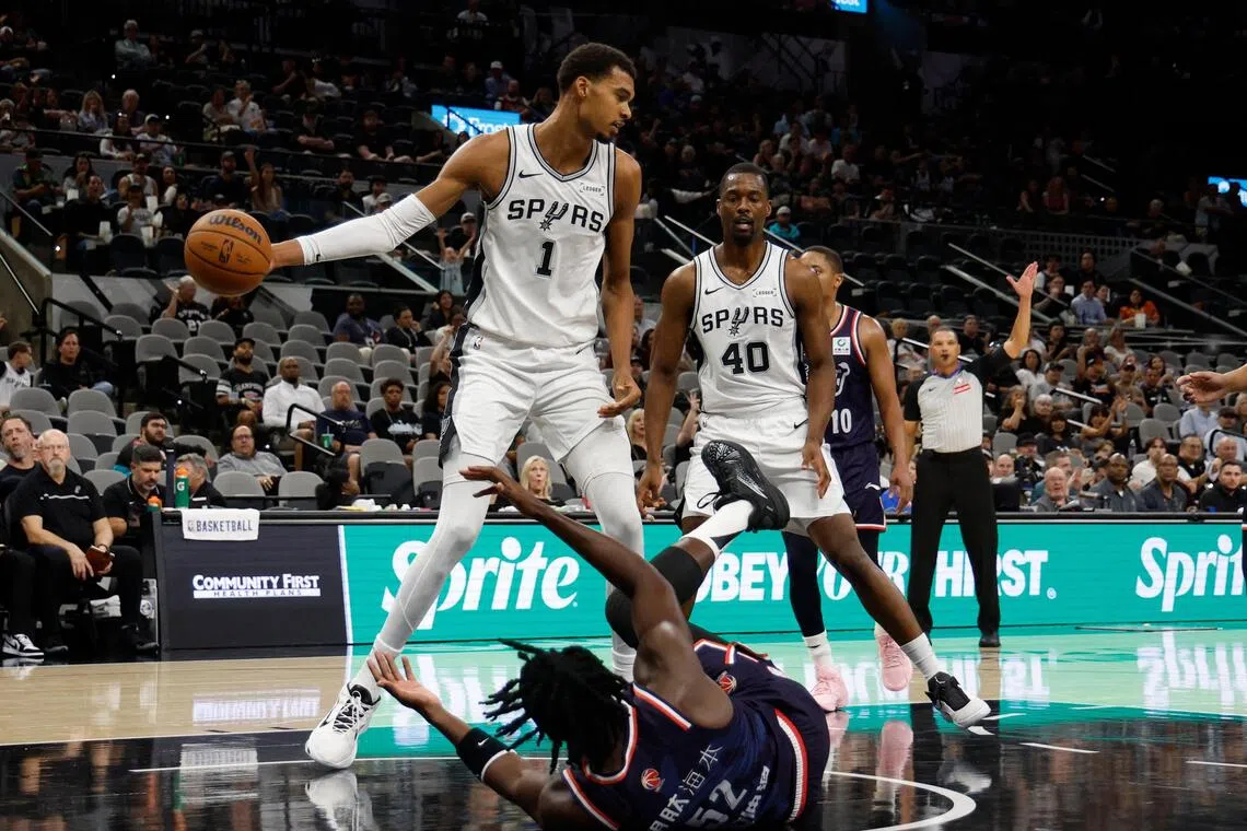 文班亚马（左）的出众身高和臂展让他在攻防两端都能带来巨大威胁。（法新社）