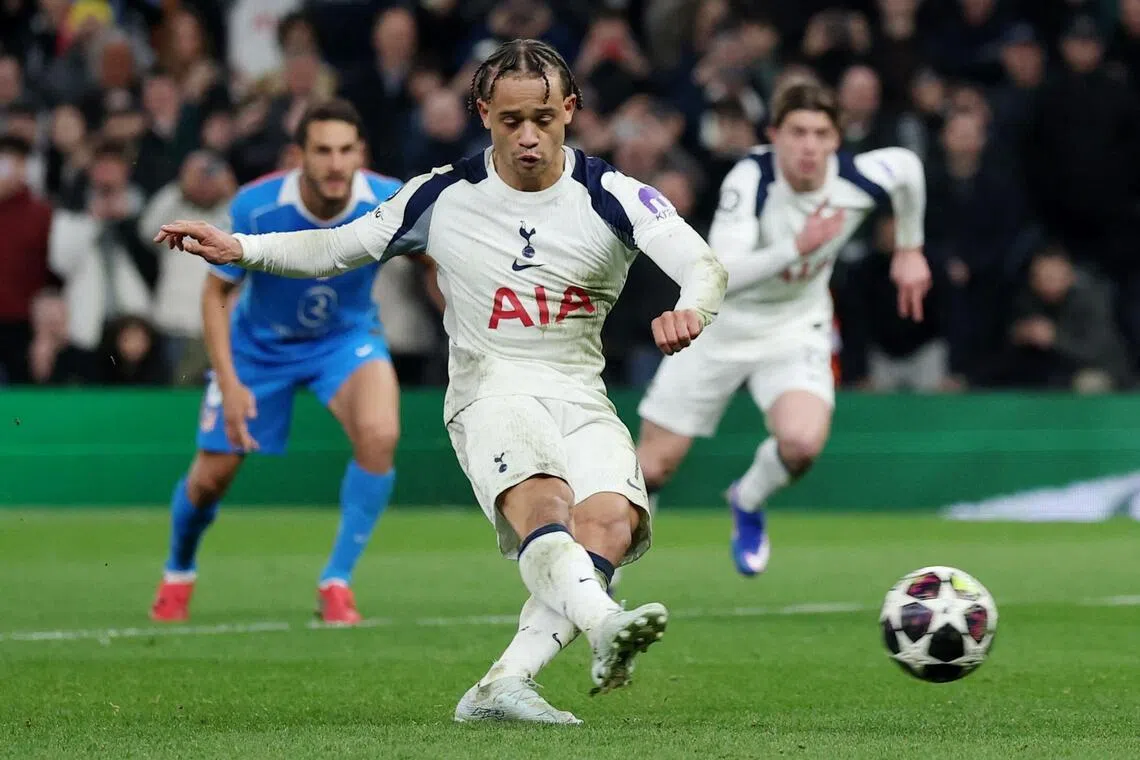 西蒙斯（中）梅开二度，包括攻入制胜罚球，但热刺无法扭转首回合净负三球的劣势。（路透社）