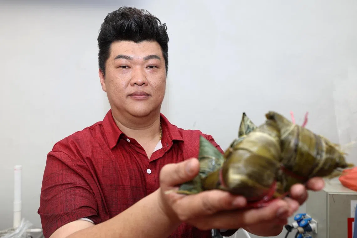 饮茶酒楼行政主厨罗俊义，善于通过社交平台推广“红豆咸肉粽”。（梁麒麟摄）
