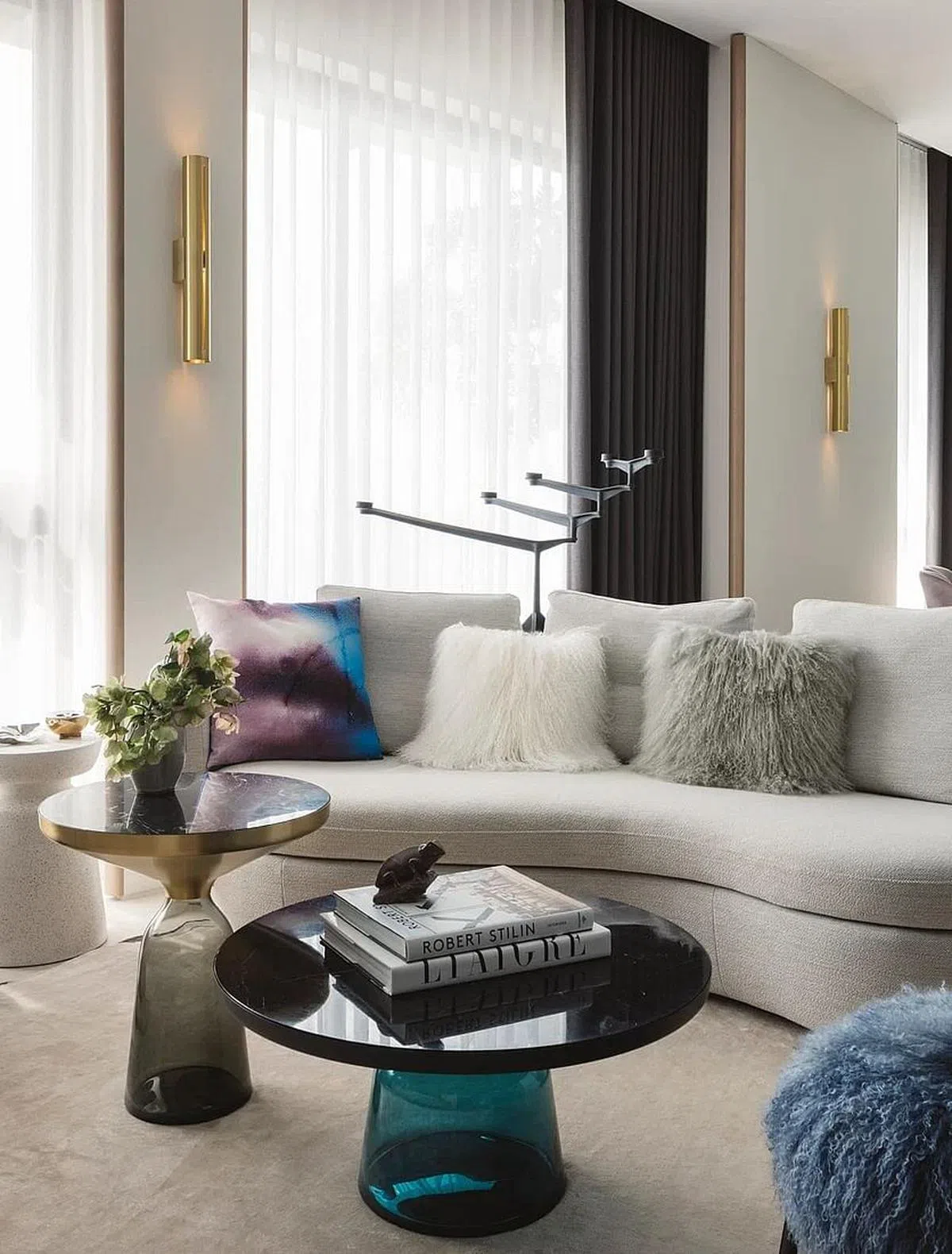 客厅采用圆柱形金属墙灯，两边墙面也都是弧形的。（932设计事务所提供照片／Studio Periphery摄影）