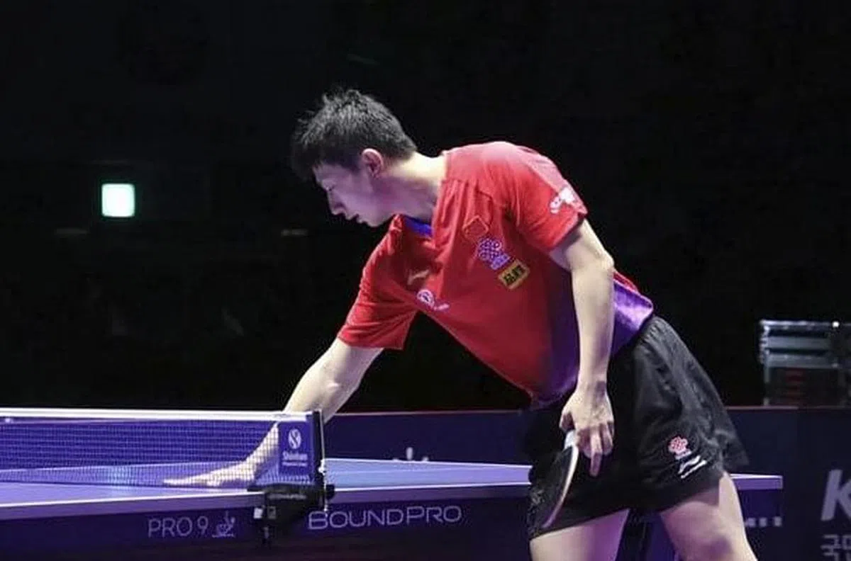 因为疫情的影响，此次奥运乒乓球比赛不允许球员用手或者毛巾接触球台，不允许运动员吹球。（互联网）