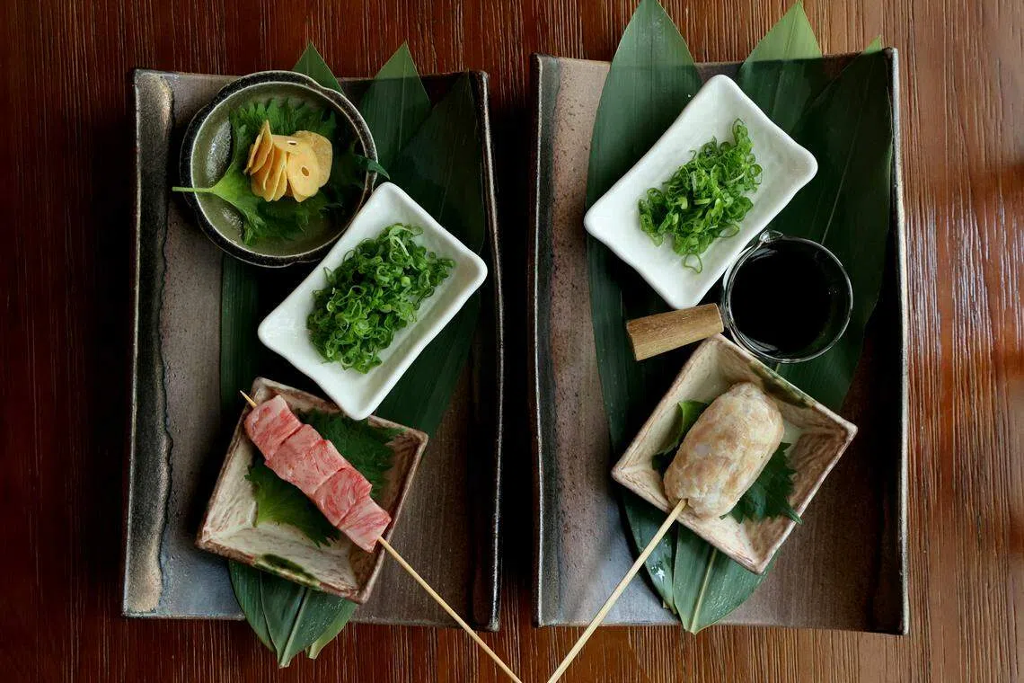 日式鸡肉丸串（右）及和牛胸腩肉串做法简单，关键在懂得控制火候。（梁麒麟摄）