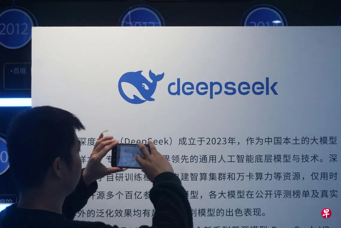 DeepSeek星期五（4月24日）在社媒平台公布，全新系列模型DeepSeek-V4的预览版本正式上线并同步开源。官方称，V4有能力处理长达百万字的超长上下文，在智能体能力、世界知识和推理性能方面处在中国和开源领域的领先地位。 （法新社档案照）