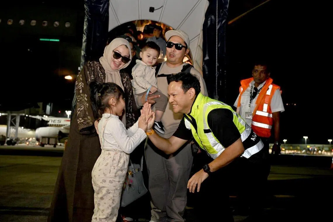 国防部兼永续发展与环境部高级政务部长扎吉哈，星期三清晨在樟宜机场的停机坪迎接搭乘撤离航班返新的国人。（国防部提供）