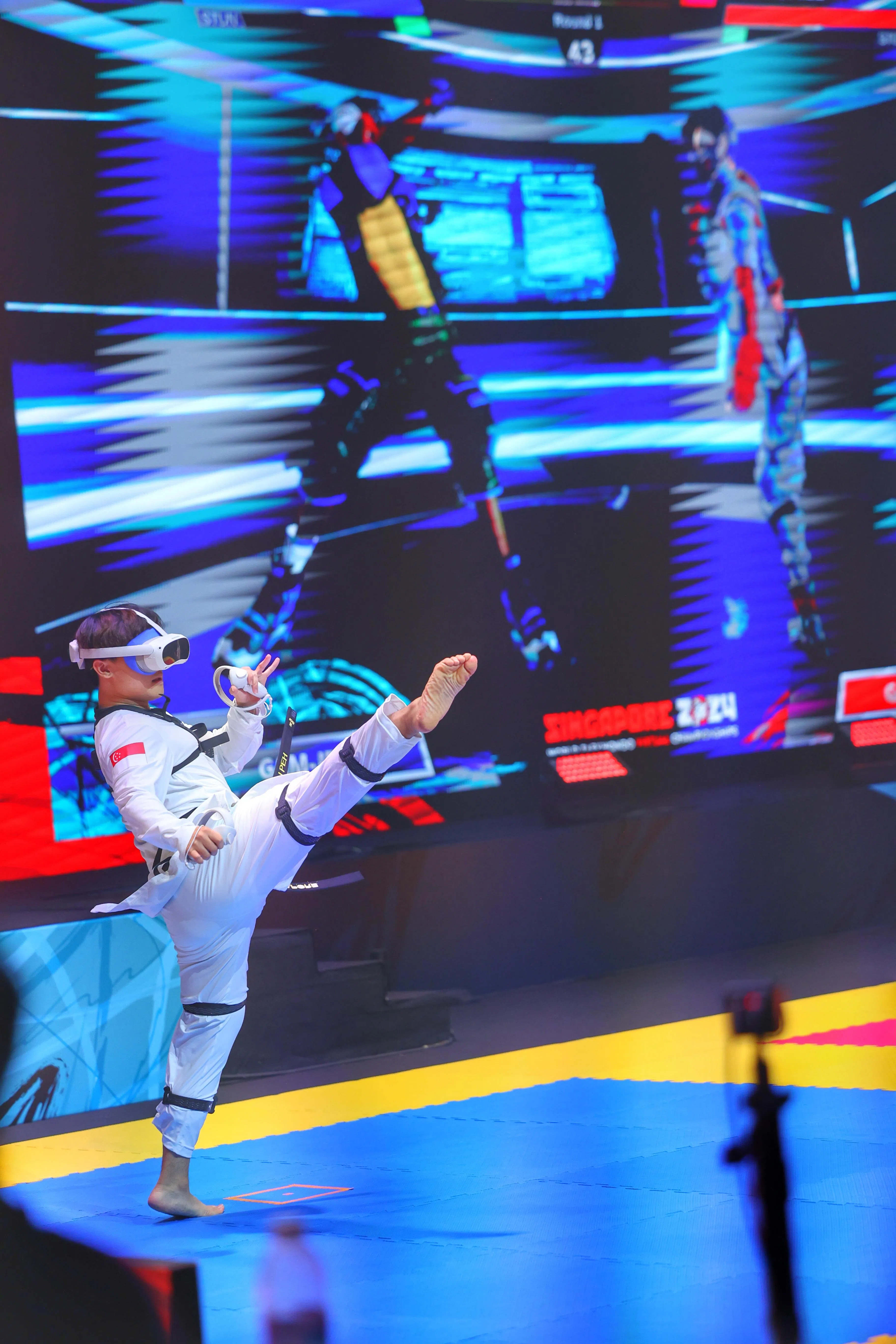 白康平认为虚拟跆拳道需要连续不断的踢腿攻击，需要更多的耐力。（郑一鸣摄）