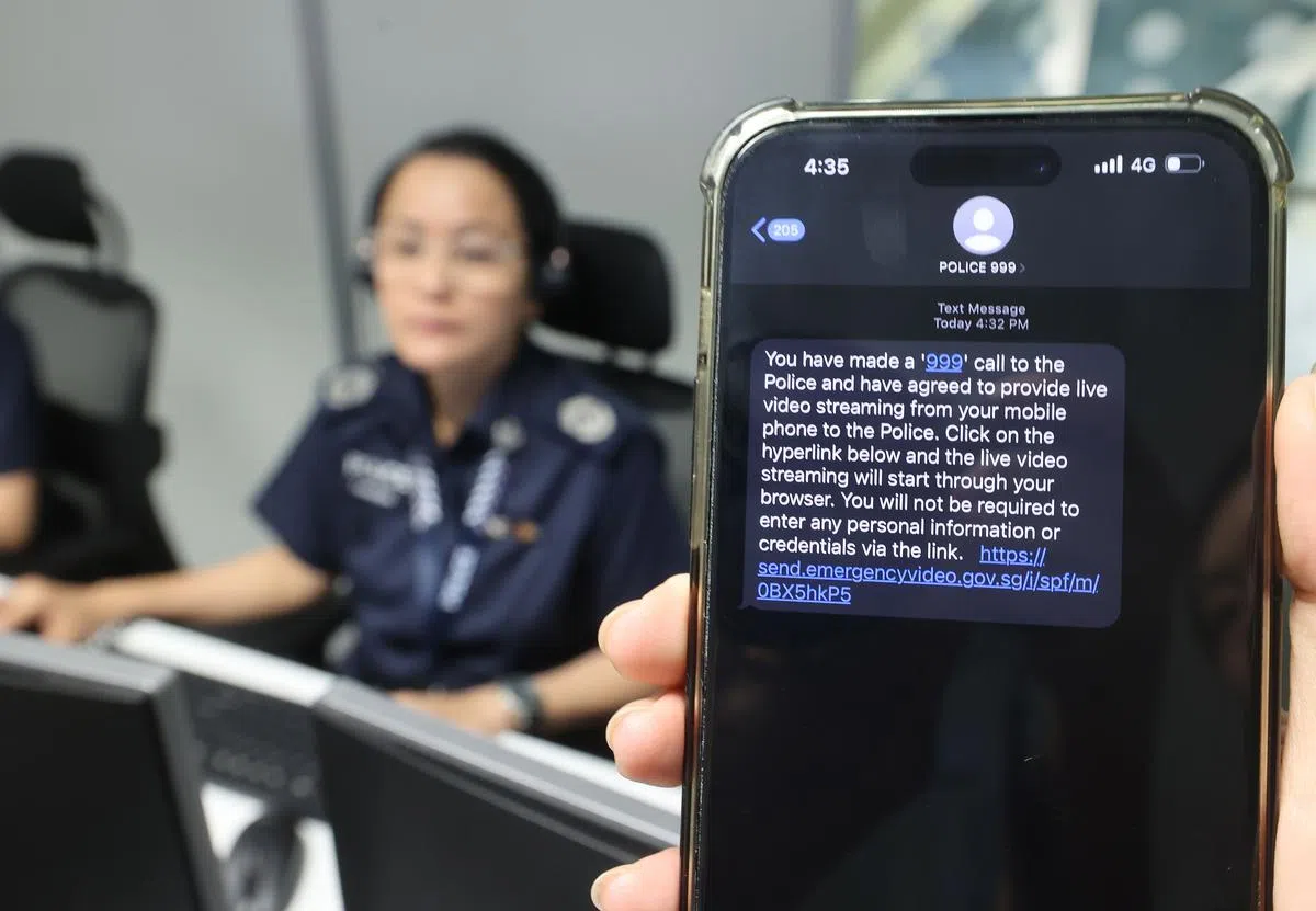 接线员在征得报案人员的同意后，向对方的号码发送信息，请对方点击信息中的链接进行视频直播。（唐家鸿摄）