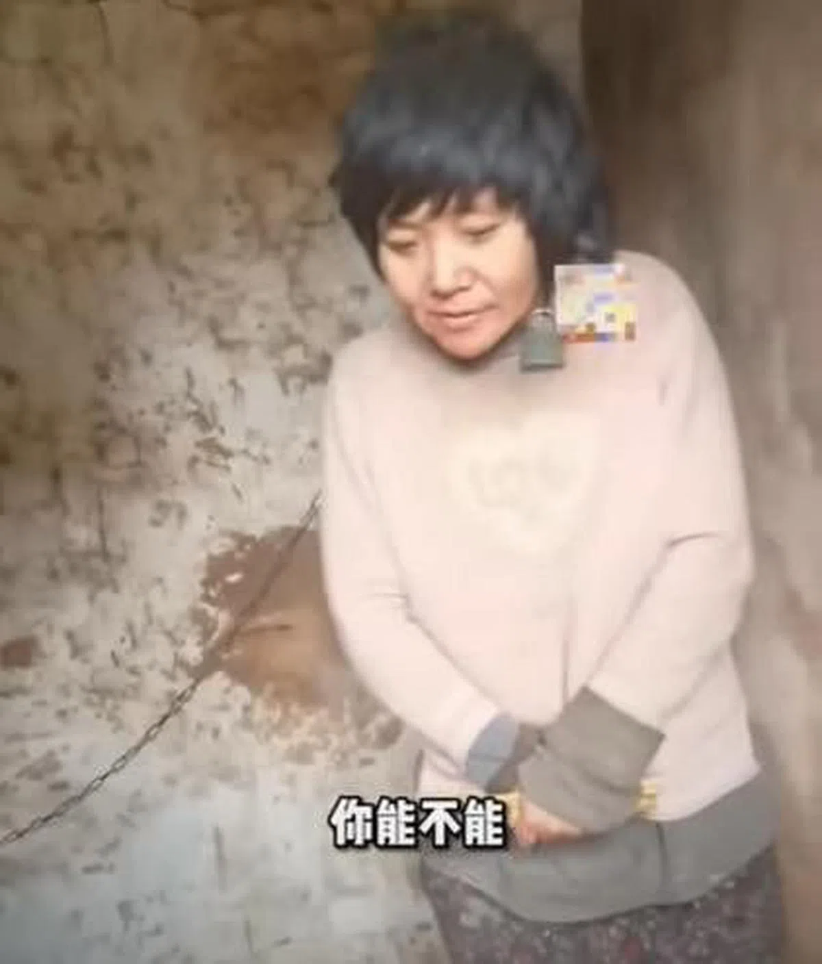 视频中女子衣衫褴褛、神志不清却连生八子，被网民怀疑涉及拐卖。（截图）