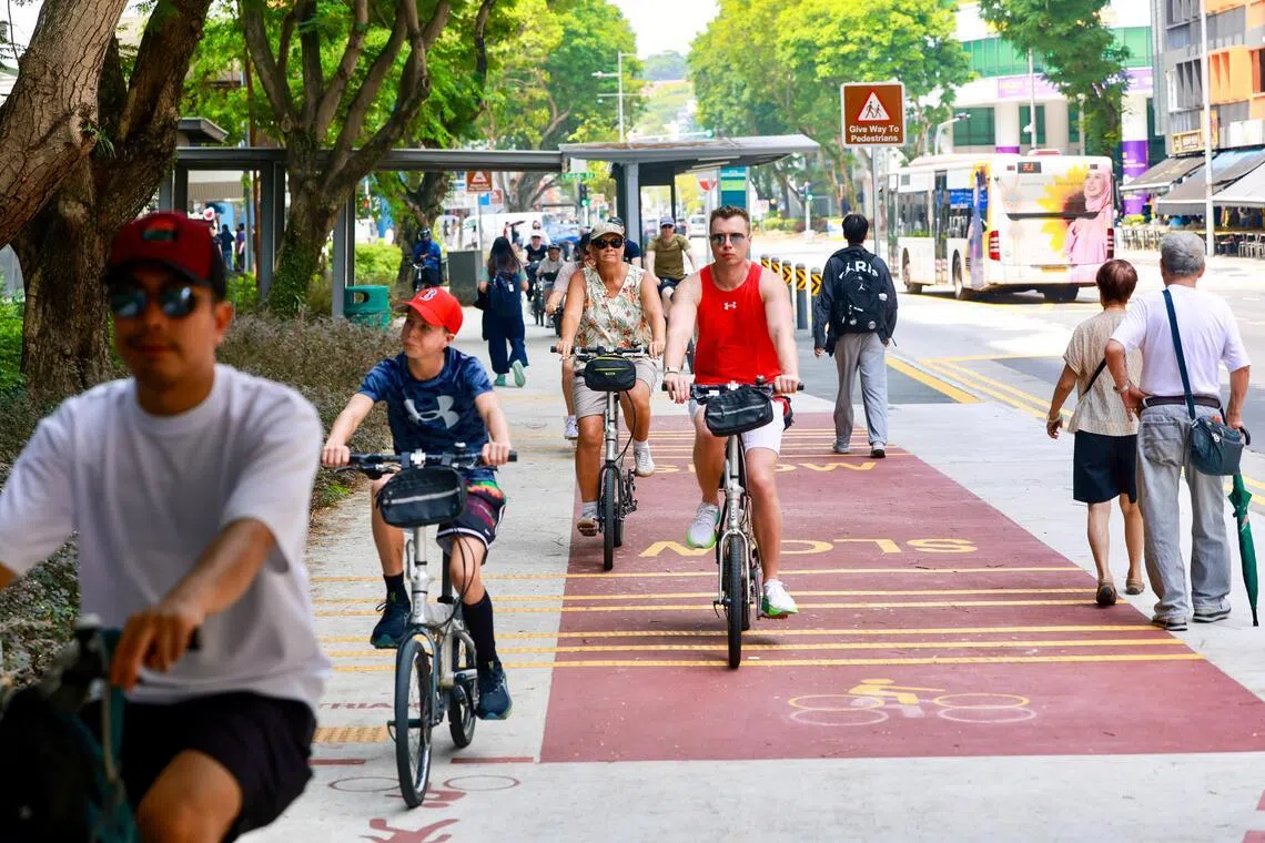 为加强安全，陆交局在沿着甘榜峇鲁路、明古连街和蒙巴登路的六个巴士站建了绕道，让脚踏车道从巴士站后方绕过，方便骑士避开在车站等车的人，同时改建一些道路空间，以加宽过道。（陈斌勤摄）