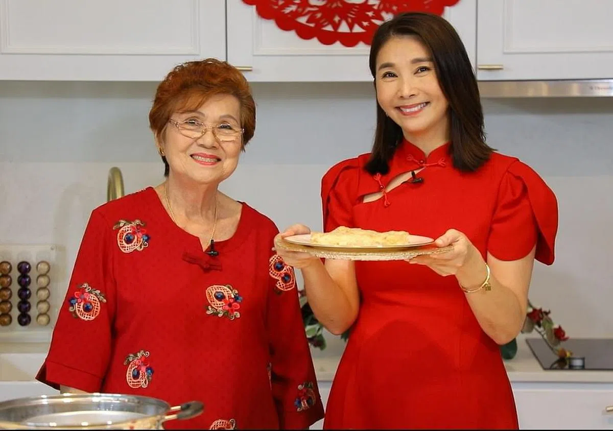 陈秀环第一次向妈妈学习制作五香卷。（林国明）