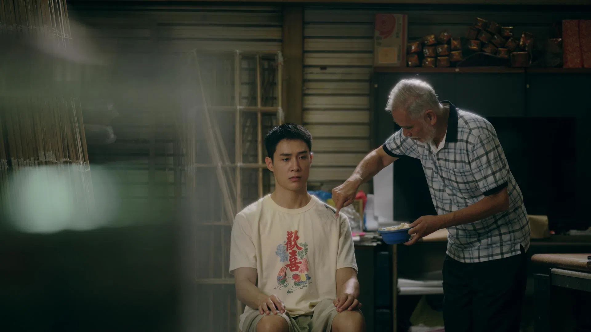 邓伟德（左）在剧中演纸扎人，朱厚任（右）饰演纸扎店老板。（新传媒提供）