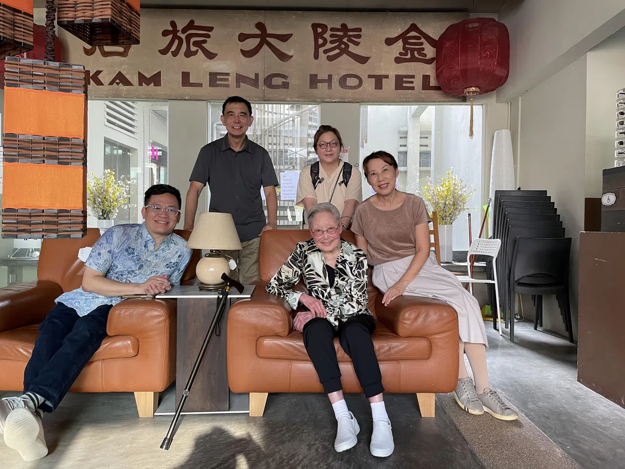 金陵旅店现已改为客工宿舍，经林方伟（左一）安排，刘太（坐者右二）与新加坡友人章星虹（坐者右一）、外甥女May（站者右一）与章夫婿吴庆辉得以进内，旧地重游。（林方伟提供）