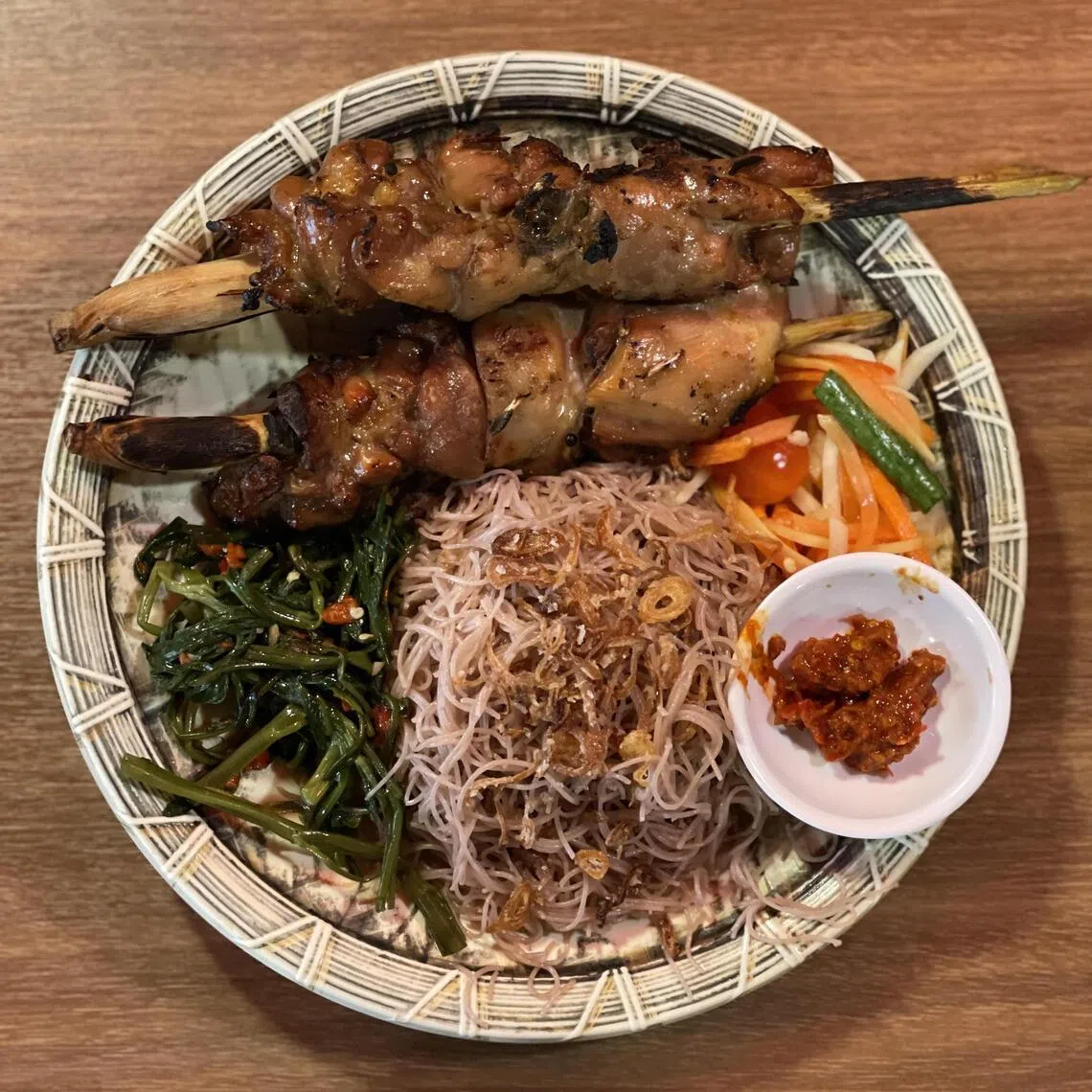 泰式烤香茅鸡肉串配米粉，鸡肉微焦软嫩。（黄靖晶摄）