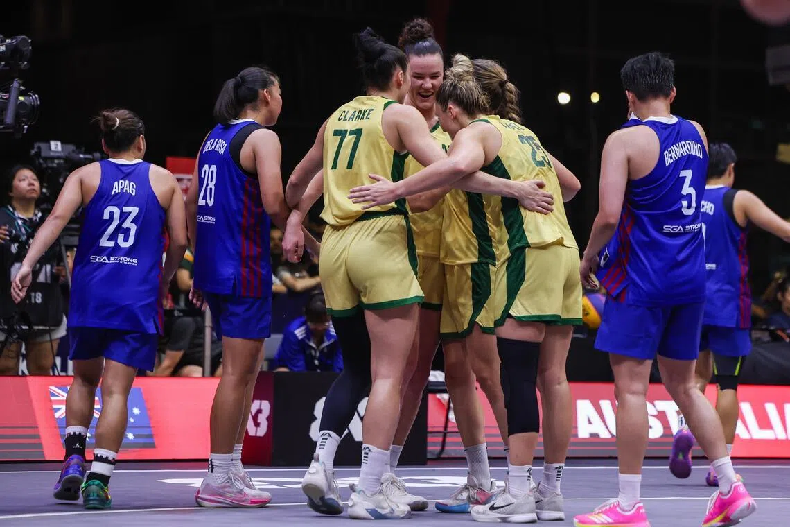 澳大利亚女队（中）在惊险闯入决赛后，轻松击败菲律宾（蓝衣）实现四连冠。（白艳琳摄）