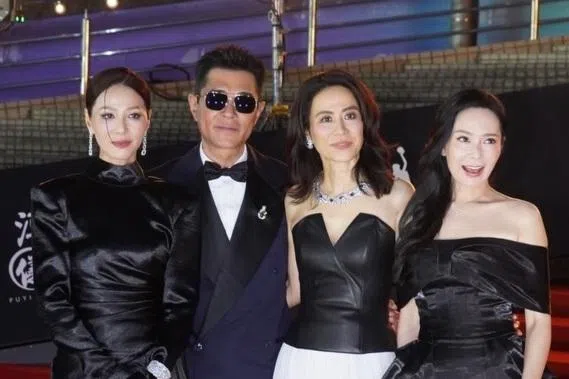 滕丽名（左起）、古天乐、宣萱和郭羡妮4月19日出席金像奖。（取自滕丽名IG）