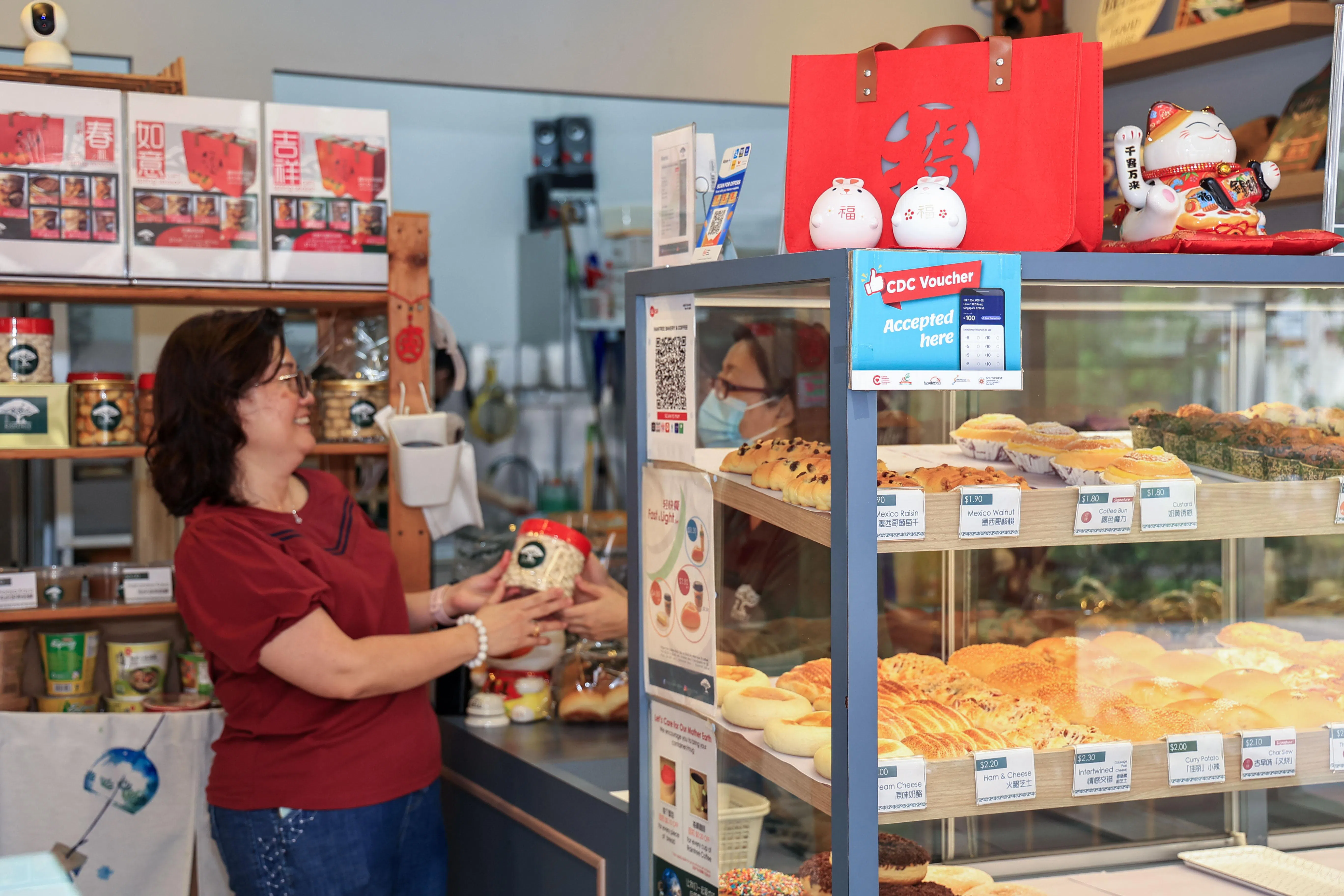 对家庭主妇谢昭明而言，有了社理会邻里购物券，今年省下一半的农历新年开销，可以到巴刹买更丰富的新鲜食材准备年夜饭。（吴先邦摄）