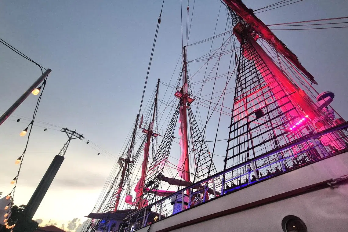 乘搭皇家信天翁出海并享用晚餐，现有60元折扣。（陈爱薇摄）