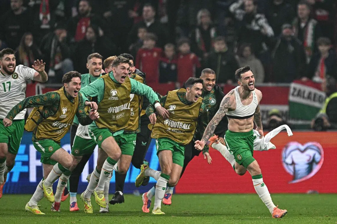 爱尔兰前锋帕罗特（右一）状态红火，近两场世界杯外围赛为球队攻进五球，可说是一手把爱尔兰带进了附加赛。（法新社）