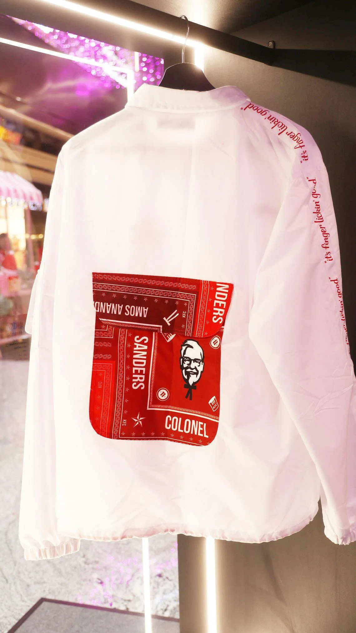 怎么肯德基也来参加姚康庭的圣诞倒数趴？原来姚之前跟快餐品牌合作，设计联名服装。他将用剩的布料为这件白衬衫背后加袋。（蔡家增摄）
