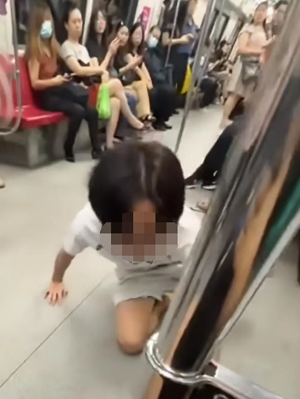 这名少年在地铁列车上“神似丧尸”的画面在网上广泛流传，卫科局已确认他的身份。（互联网）