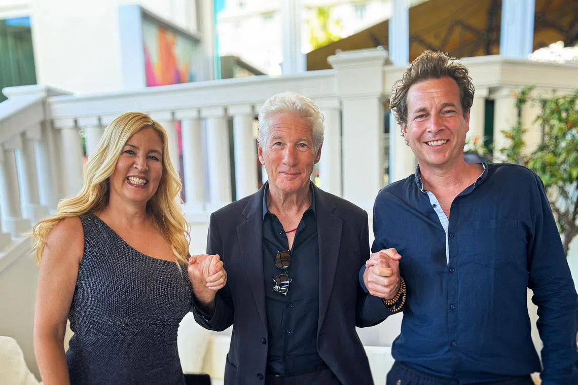 纪录片的瑞士导演Barbara Miller（左）、Philip Delaquis（右）和影片执行监制Richard Gere（中）。（Das Kollektiv GmbH提供）