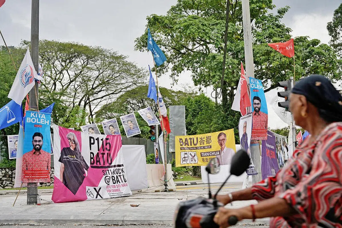 吉隆坡峇都国会选区将迎来10角战，成为马来西亚第15届大选最多候选人的选区。图为当地的一个交通圈挂满了各阵营候选人的旗帜和海报。（谢智扬摄）