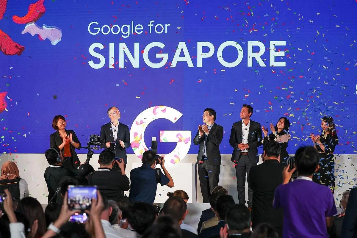 副总理兼财政部长黄循财（右四）和本金（右三）等谷歌高层一起出席谷歌新加坡活动。（陈斌勤摄）