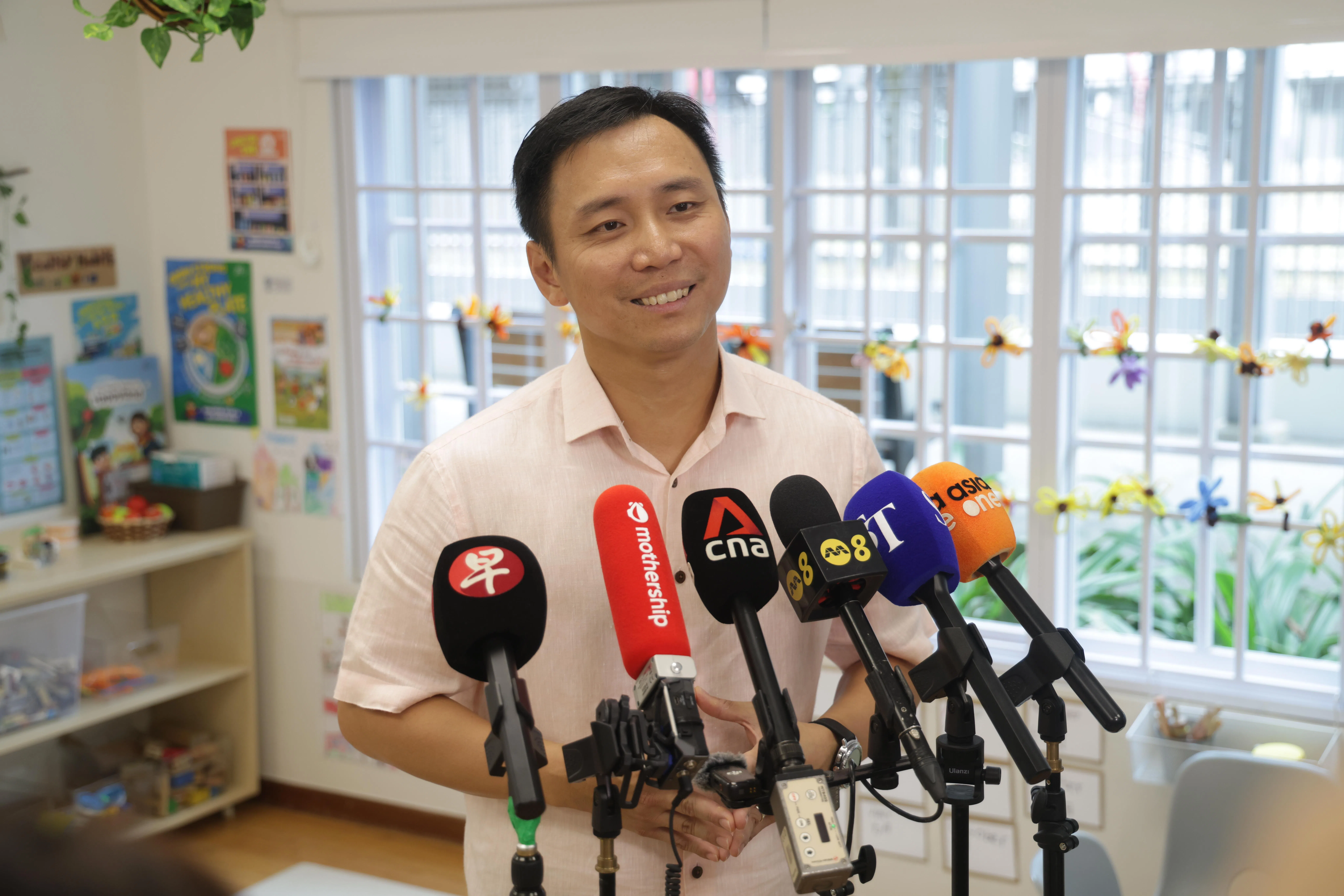 内政部兼社会及家庭发展部高级政务部长吴培铭星期五在伊桥幼儿园（E-Bridge）三曼巷分校接受媒体访问。（吴先邦摄）