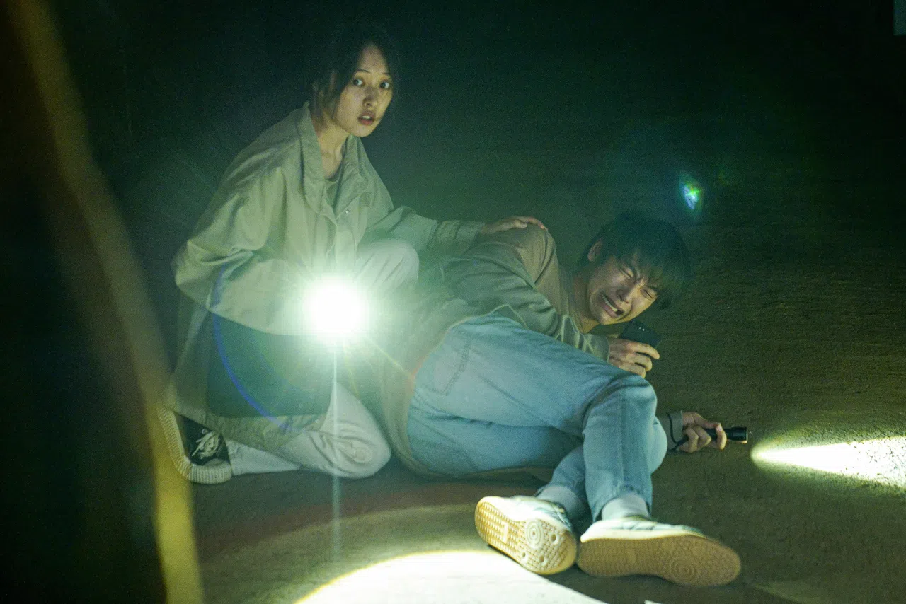 《玉水站之鬼》的金宝罗（左）与金宰铉到地铁站解谜。（嘉华提供）