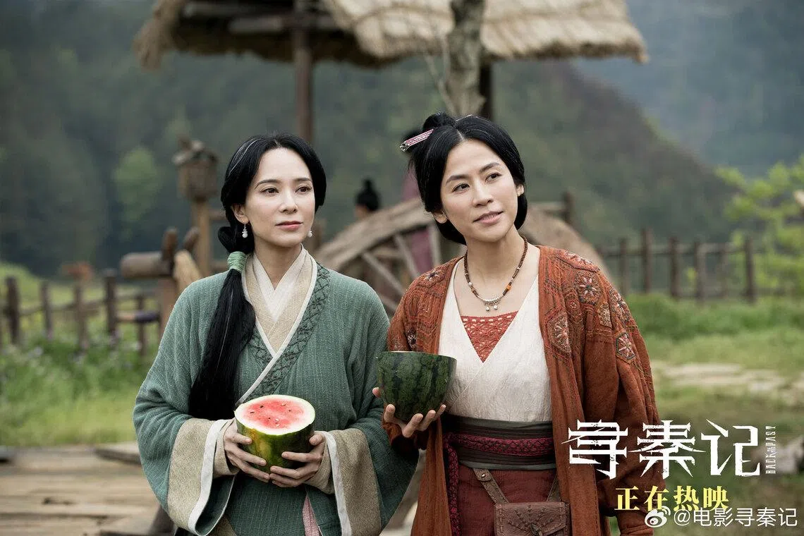 郭羡妮（左）和宣萱在古天乐的“项少龙”角色的两个老婆。（取自电影寻秦记微博）