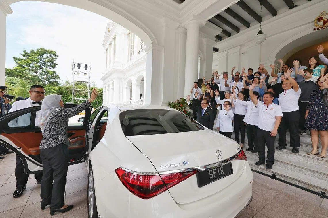 哈莉玛乘车离开前与总统府职员挥手告别。（唐家鸿摄）