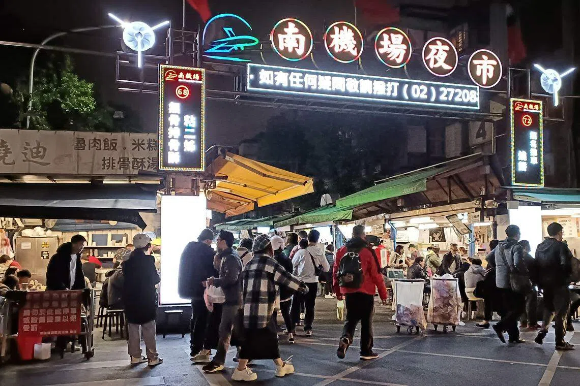 台北万华老街的南机场夜市在疫情中加强环保，提升夜市整洁度，也凭着富有眷村风情的平价美食，吸引各方饕客到访。（温伟中摄）