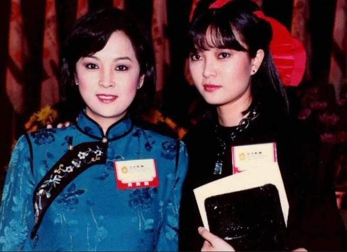 甄珍与妹妹银霞。（取自网络）