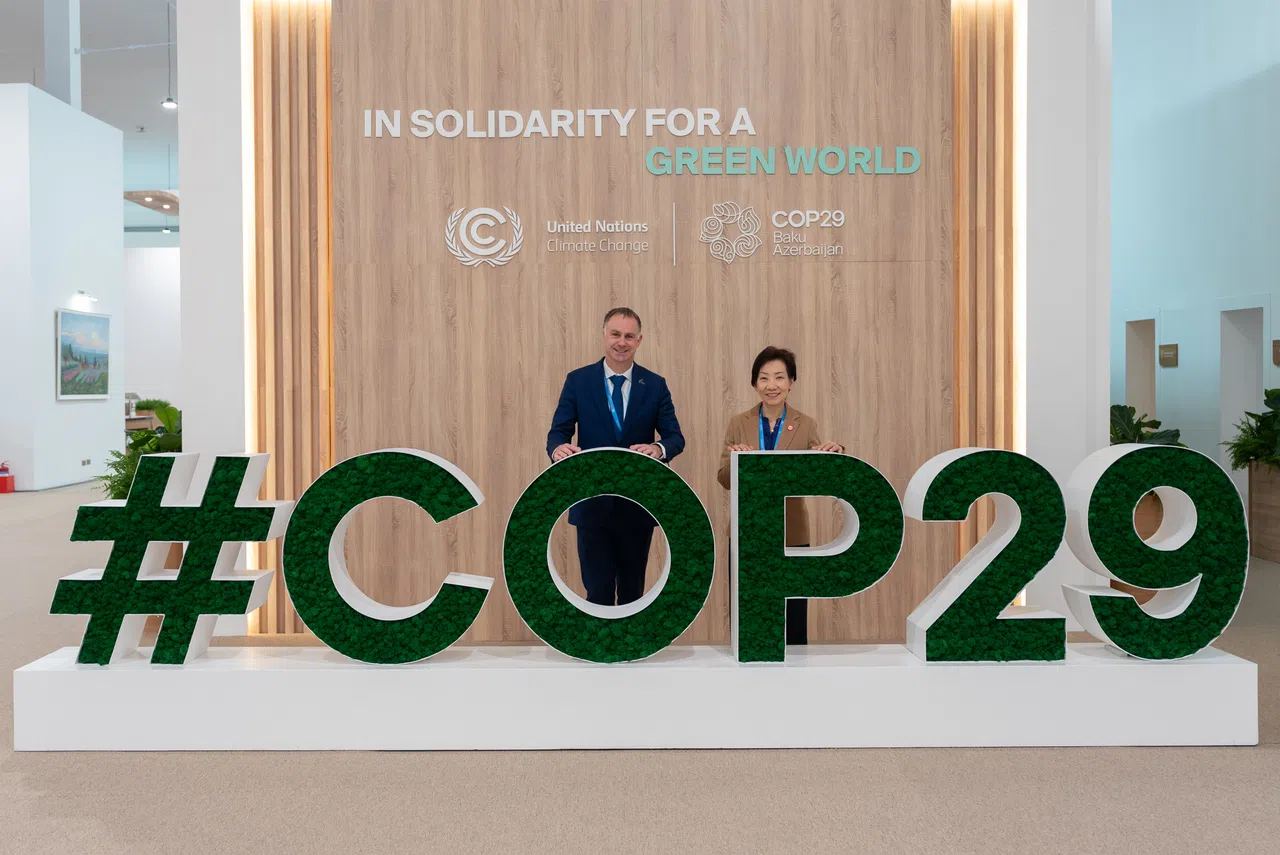 永续发展与环境部长傅海燕（右）与新西兰气候变化部长兼税务部长沃茨（Simon Watts）在去年COP29联合主持《巴黎协定》第六条的部长级磋商会议，最终取得突破。（永续部提供）