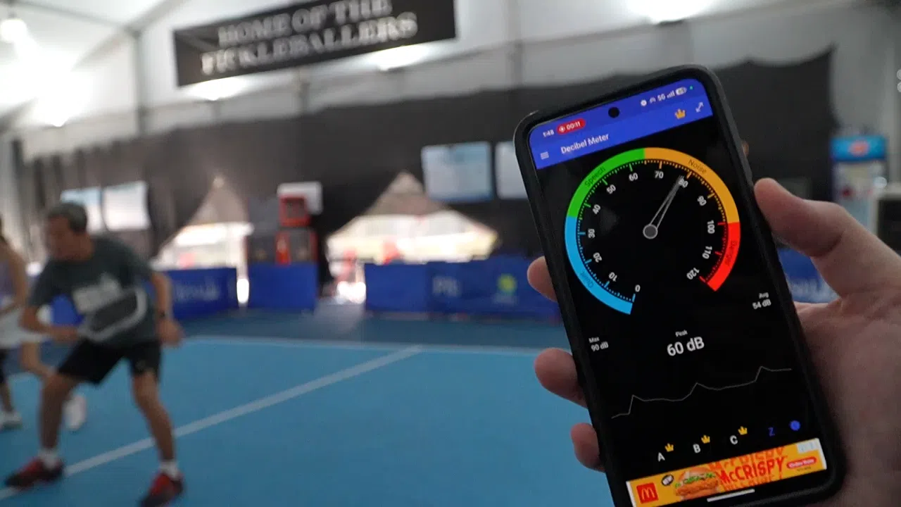 记者进行非专业噪音实测，但发现匹克球并没有特别吵，对打时介于60至85分贝之间。（视频截图）