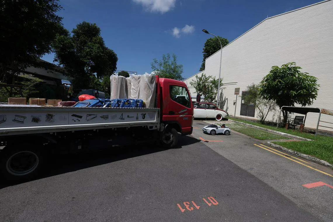 送货司机陈世有表示，玩具车太小，驾驶大型车的司机很可能看不清楚而撞上它。（陈渊庄摄）