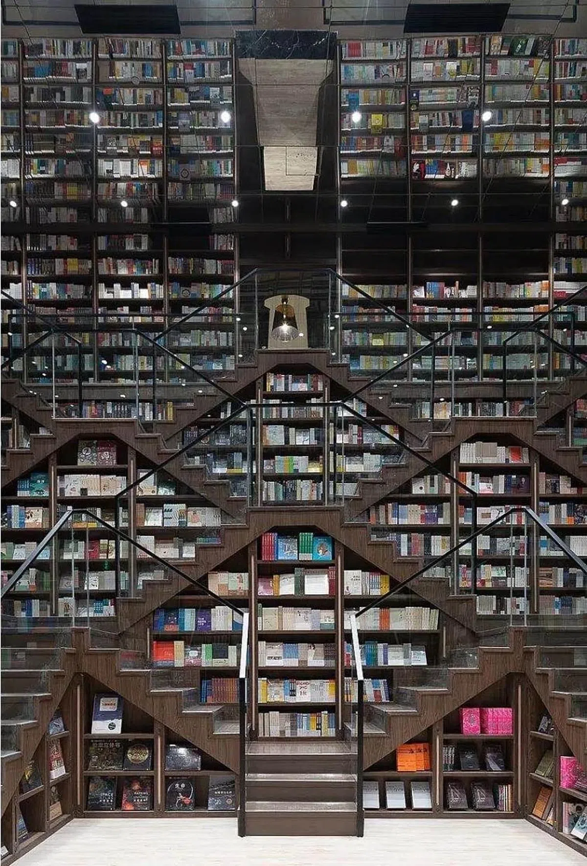 钟书阁重庆店因应重庆内陆山水城，外观设计成有如山状。