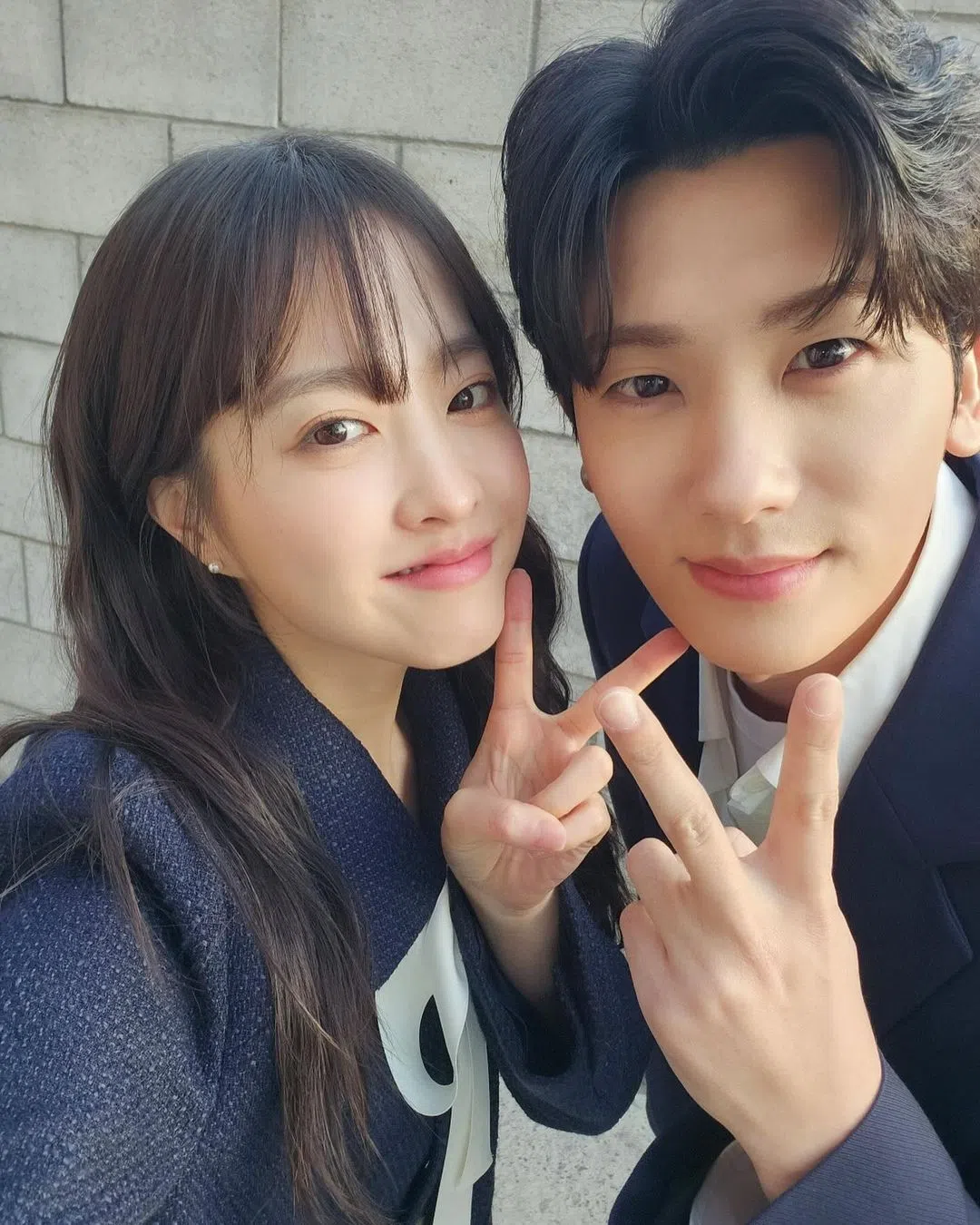 “狗狗CP”朴宝英（左）和朴炯植客串撒糖，让剧迷惊喜。（取自朴宝英IG）