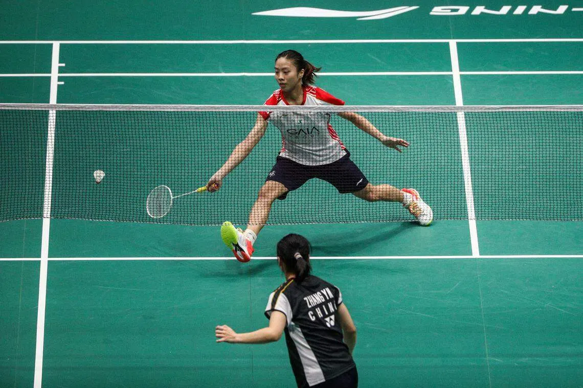 杨佳敏（白衣）对垒张艺曼表现出色，落后时也不慌不忙追分。（白艳琳摄）