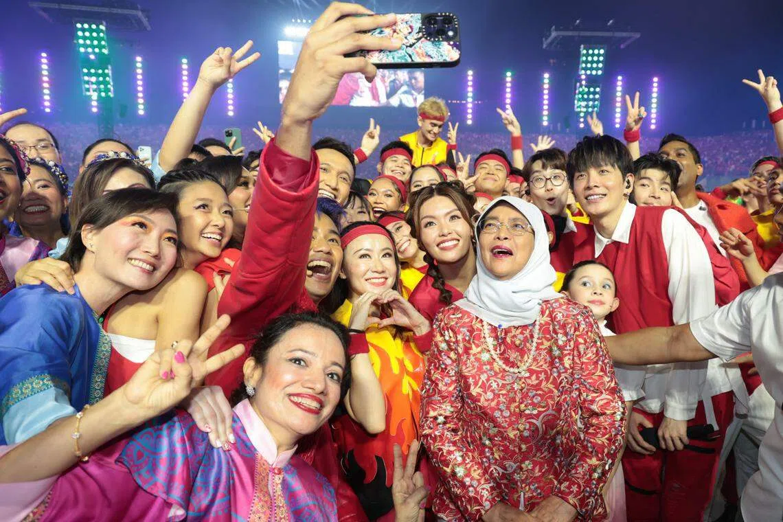 哈莉玛总统在离场前，到舞台向表演者道谢。人们纷纷涌上前与她拍照留念。（谢智扬摄）