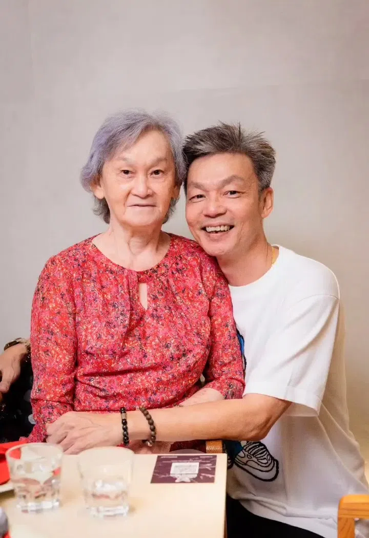 2022年母亲节，李国煌曾与母亲一起拍摄视频，分享彼此的故事。（取自李国煌IG）