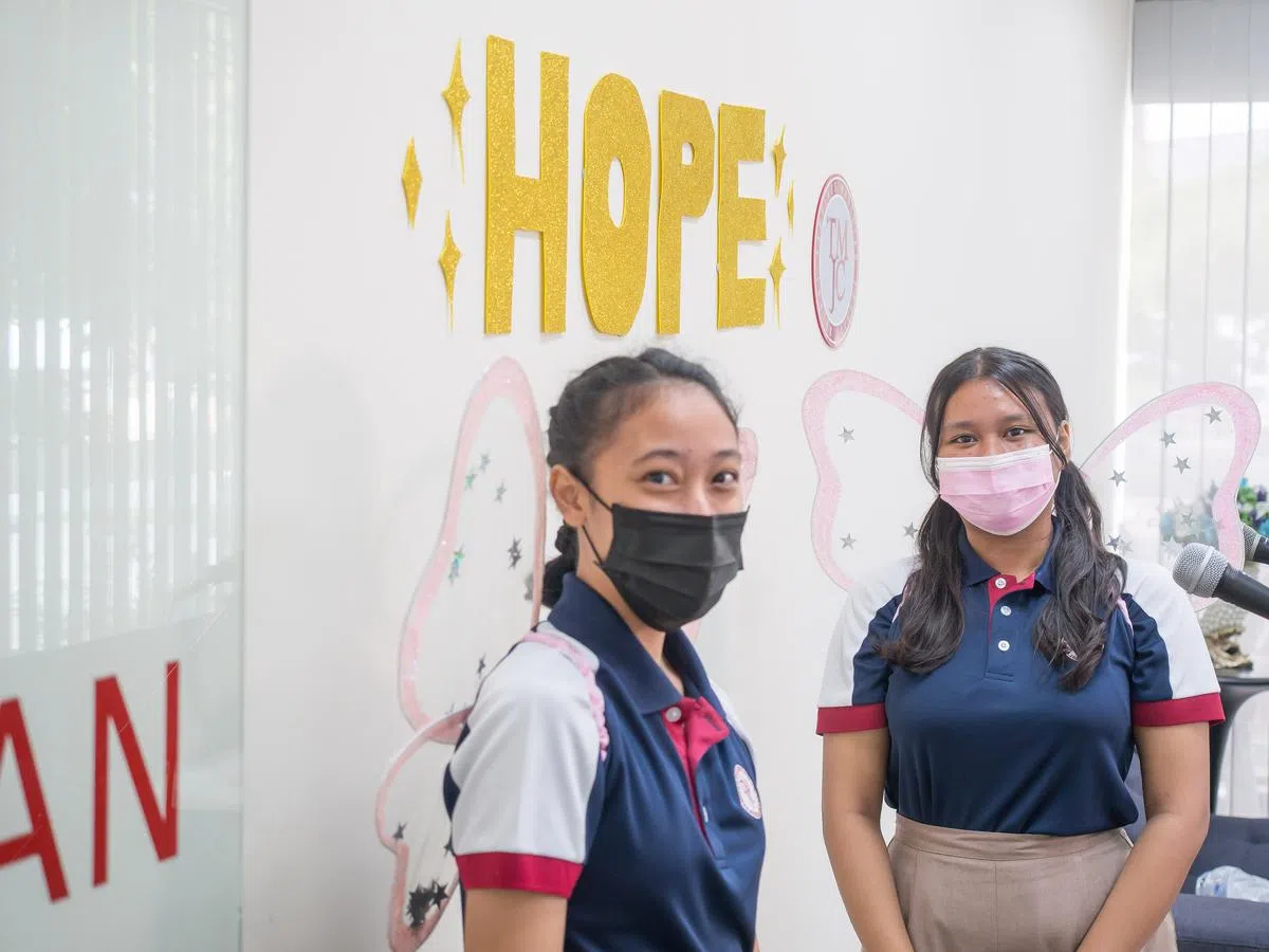 直播室里两名学生司仪造型可爱的小天使扮相。（淡美初院提供）