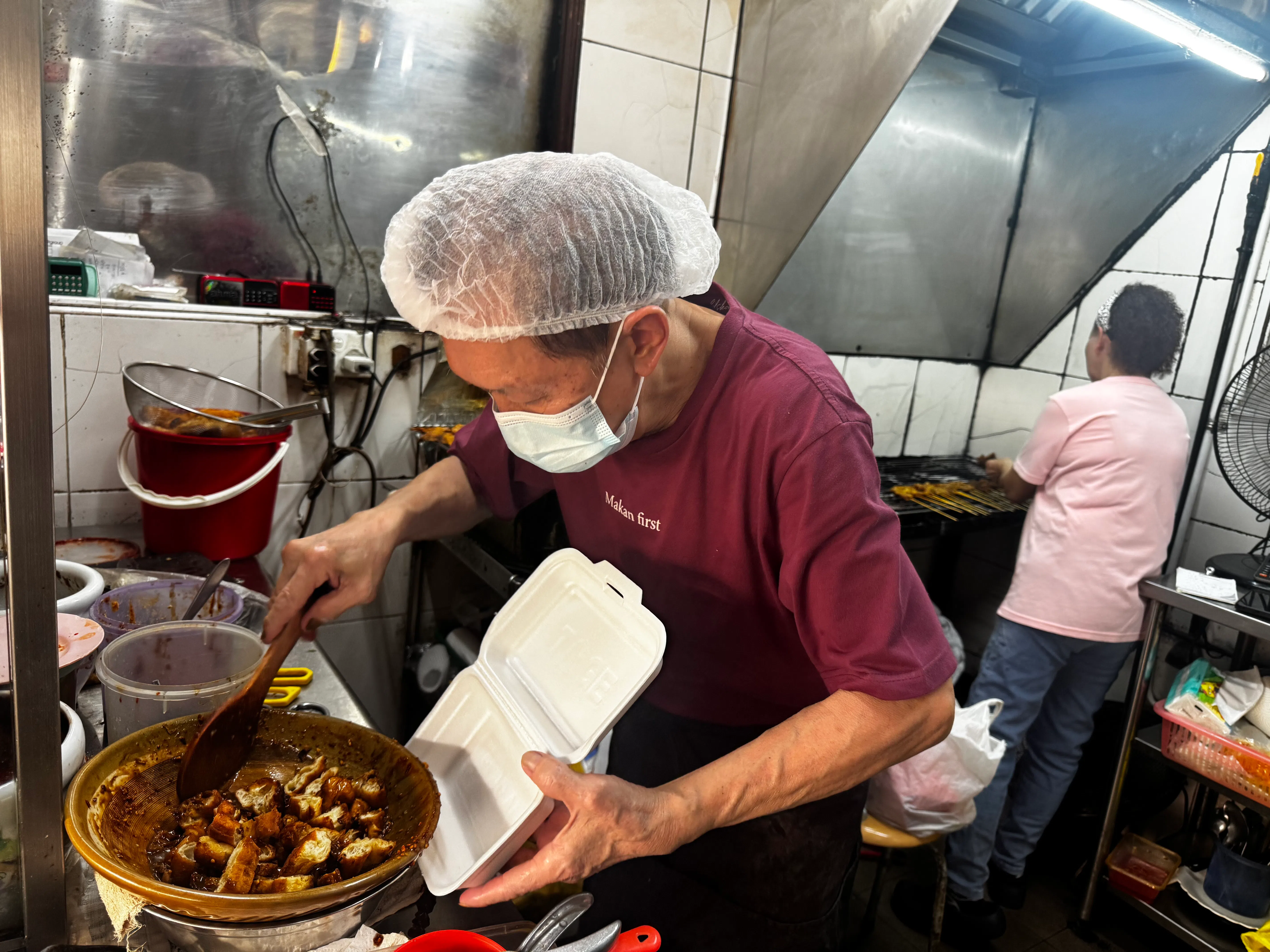 炭烧烤的罗惹20多年没涨价，小份2元5角，大份5元，加料另计。（翁铭芯摄）