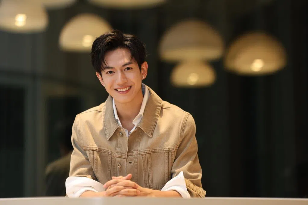 陈业文跃升短剧男主角 八月盛夏穿古装热到中暑