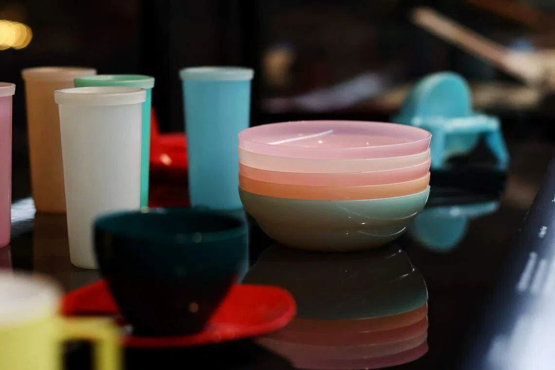 国人熟悉的塑料用品Tupperware是展品之一，策展人叶明善希望大家看到它，会多思考普通塑料产品背后的心思。（陈渊庄摄）
