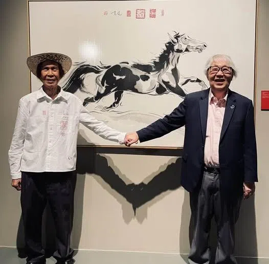 许通美教授（右）为郑志道个展“墨韵追风”揭幕。（南洋艺术学院提供）