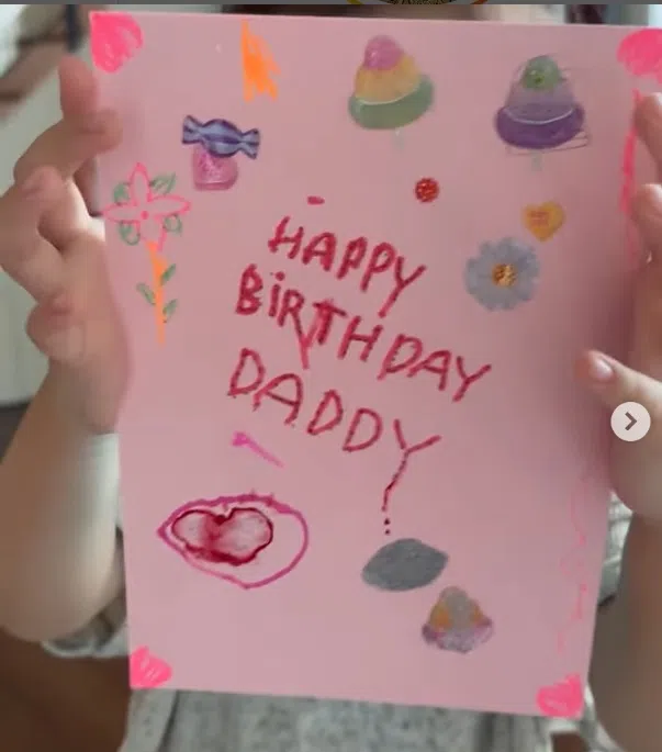 王阳明在社媒分享女儿亲手画的生日卡片。（取自王阳明IG）